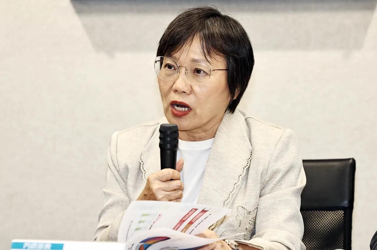 陆配近日拿着小孩的学校作业本，在社群发文称“写繁体字好烦，希望快点统一，就可以写