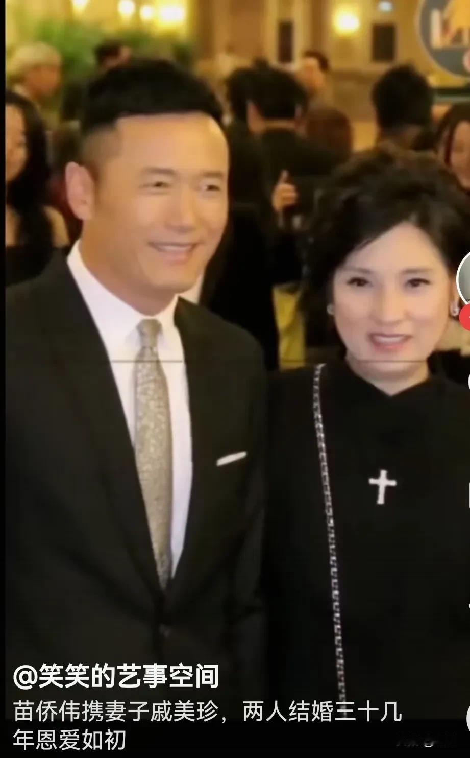 最帅杨康三哥和最美三嫂戚美珍，两人结婚三十几年，依然恩爱如初，三哥还是那么帅，那