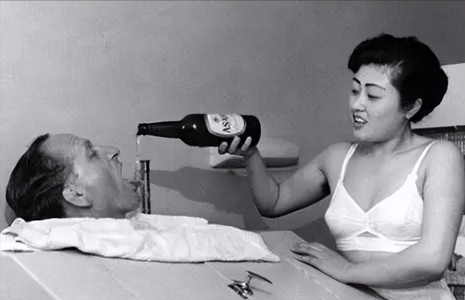 1945年的一场酒会上，一个身材婀娜、貌美如花的日本女子在众目睽睽之下向麦克阿瑟