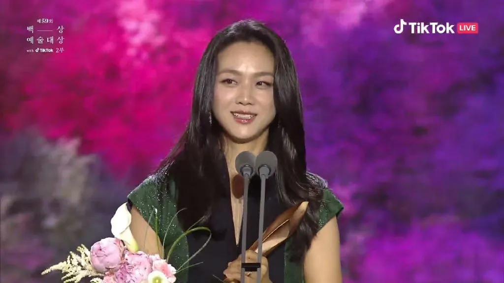 汤唯是拿奖拿到手软啊！二封百想影后。汤唯凭借《分手的决心》又获得百想艺术大赏最佳