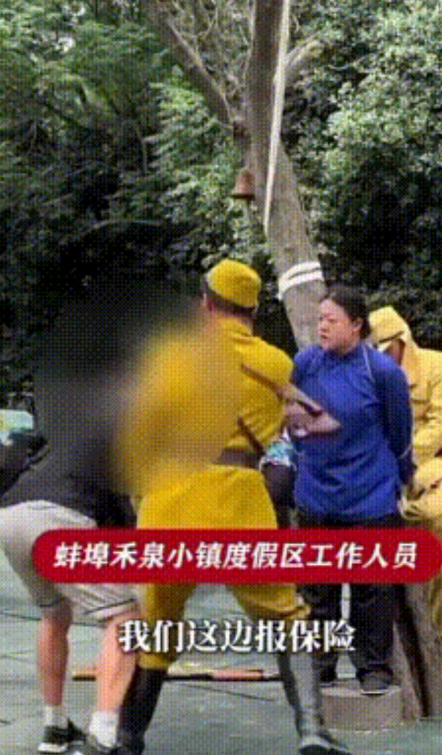 2026年6月12日，安徽蚌埠，一位大爷看抗战实景剧看到情绪失控，直接翻围挡冲上