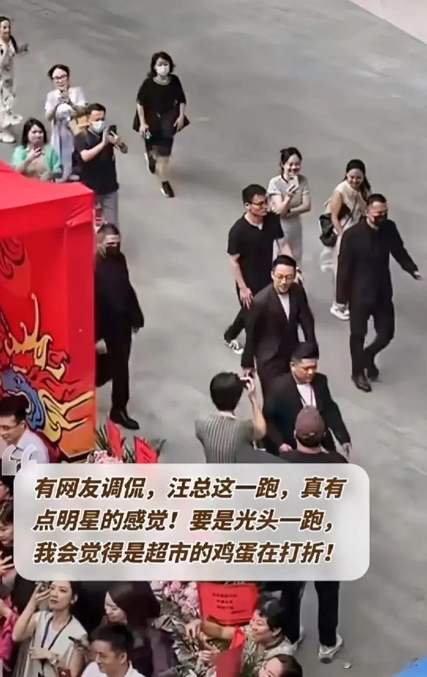 #理想家生活#汪小菲现在是小鲜肉，走到哪里都有明星的味儿，而且马筱梅像个秘书，走