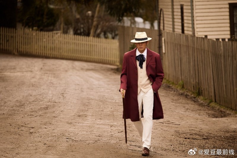 周杰伦淘金小镇mv剧照周董的审美永远在线！淘金小镇MV里的酒红大衣造型，复古滤镜