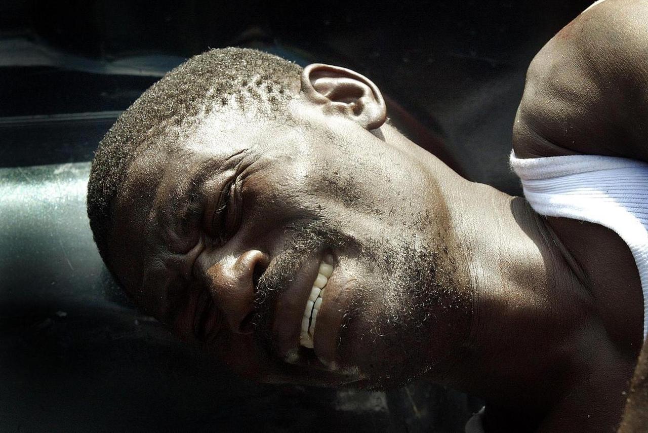 就在刚才，在美国一家五星级酒店的走廊里，我撞见了令人心惊的一幕。一名黑人男子看样