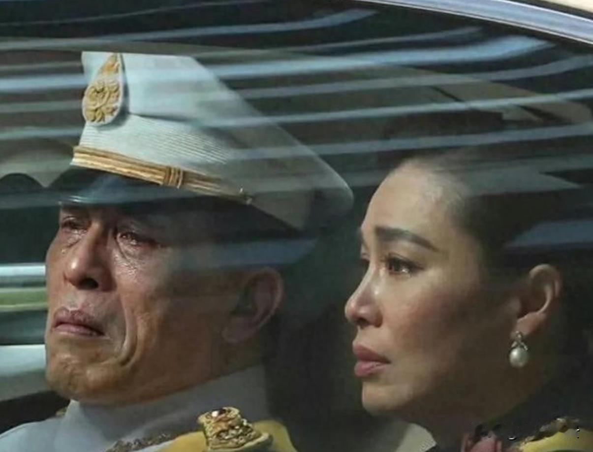 73岁泰王痛哭送别47岁长女，王室接班恐怕会失稳
 
曼谷皇家告别仪式现场，长焦