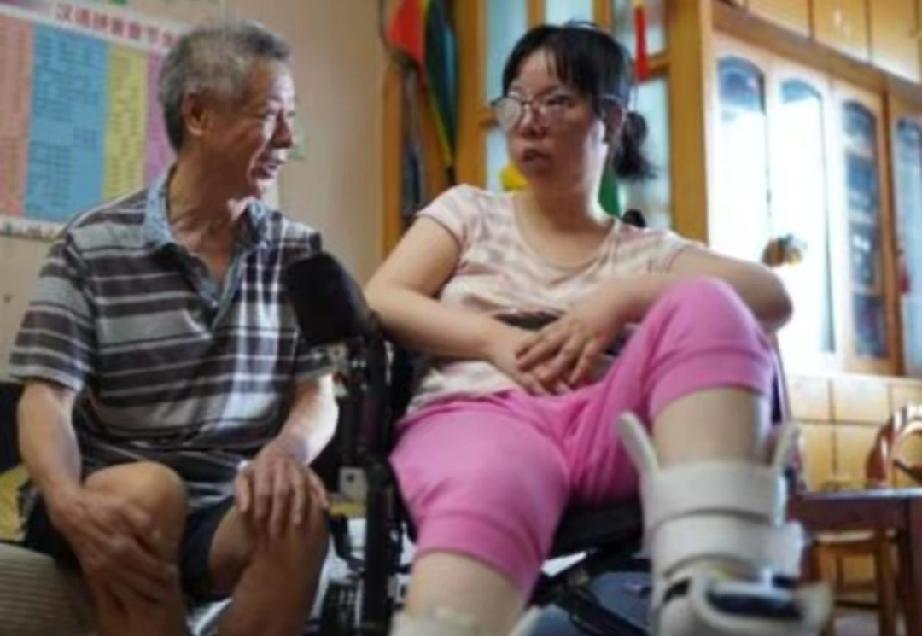 30 岁安徽女博士怀孕后瘫痪在床，丈夫悉心照顾，不料，生下儿子后，丈夫看了一眼却