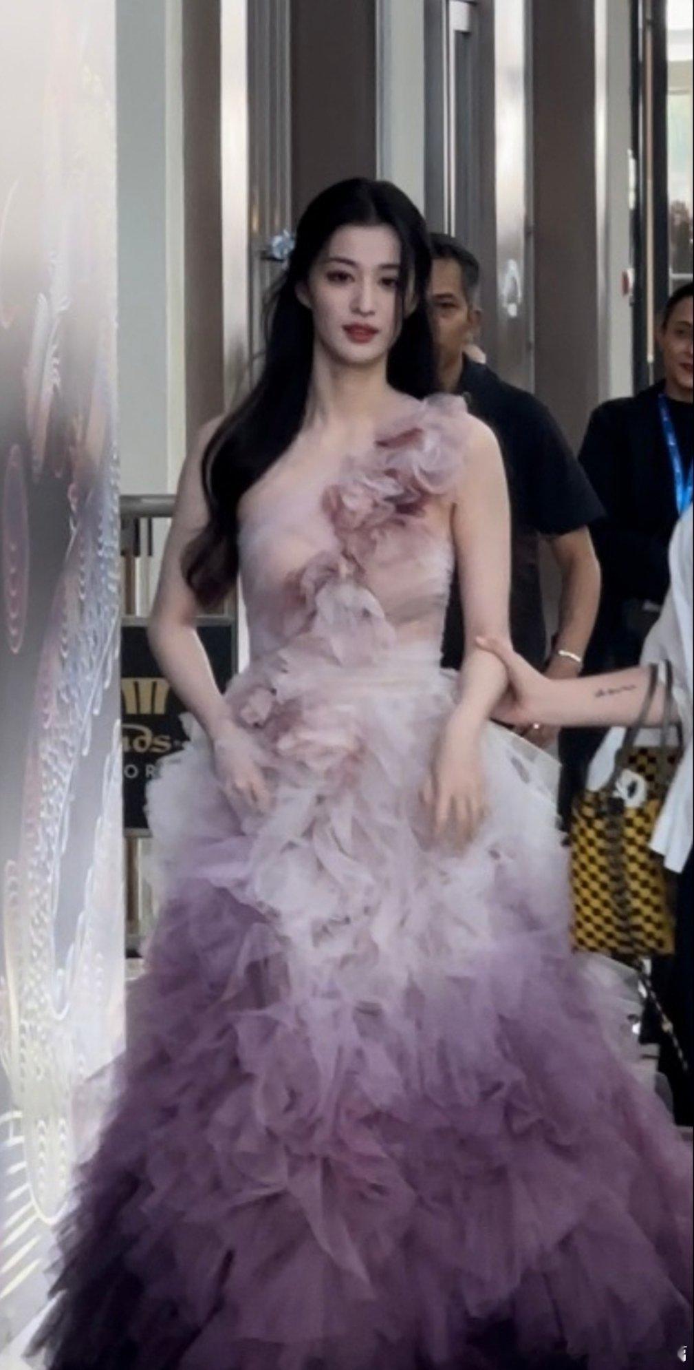 上线看美女。瓣人评的其他的都乱七八糟，但95四美确实很客观，就是直观的绝对美貌。