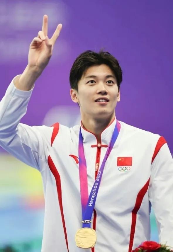 今年巴黎奥运会中国代表团旗手如果是一男一女的话你会选择哪一组的呢？

1、第一组