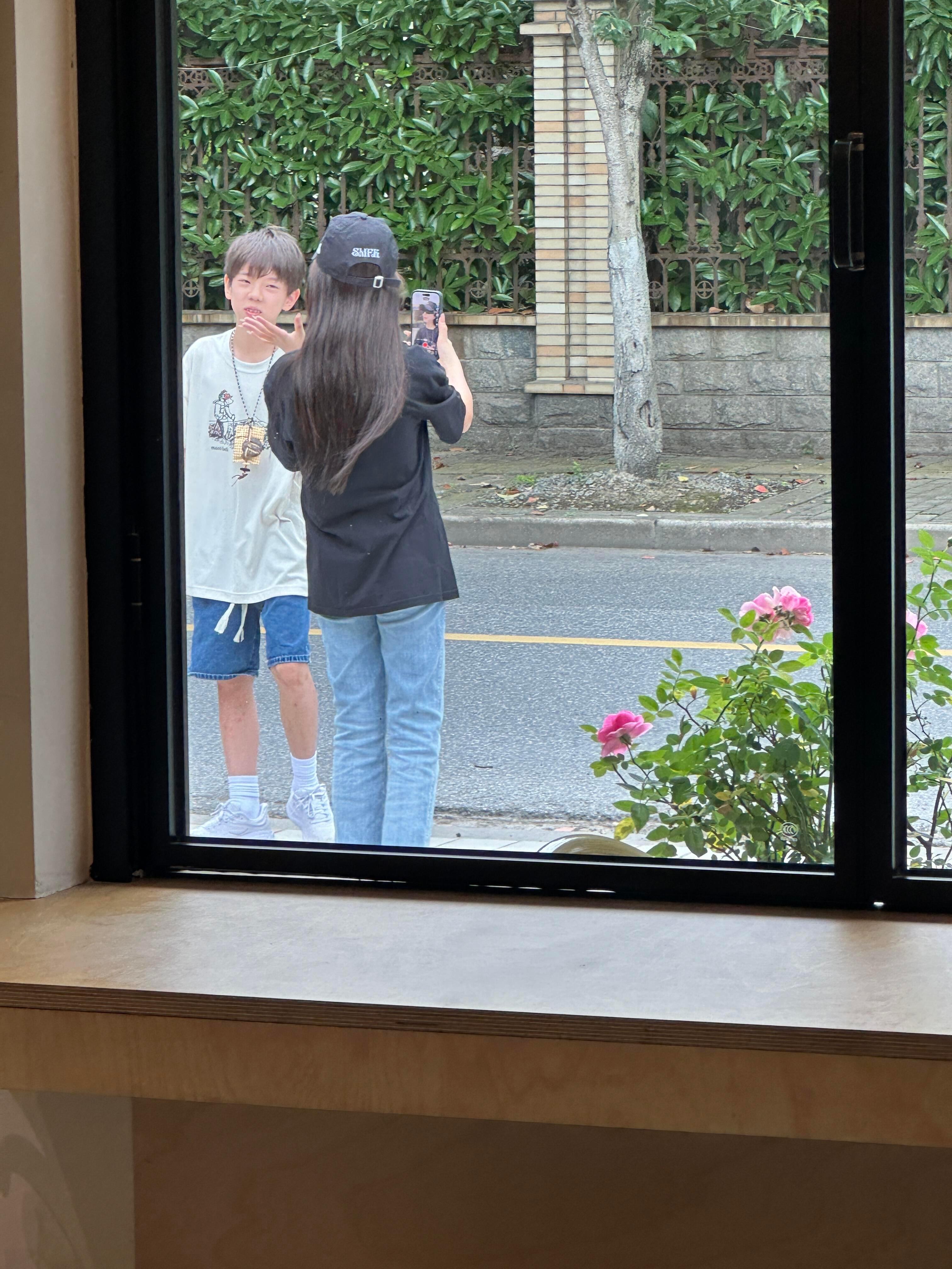 甜馨嗯哼同游旧照刷到网友分享的在海门偶遇的甜馨嗯哼同游旧照📸孩子们一眼就能认出