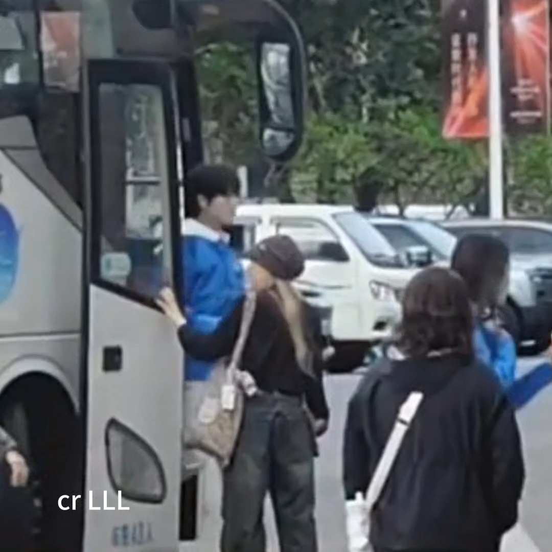 上学喽～  老师 这个男同学怎么跟着女同学老师 这个男同学怎么拍隔壁女同学老师 