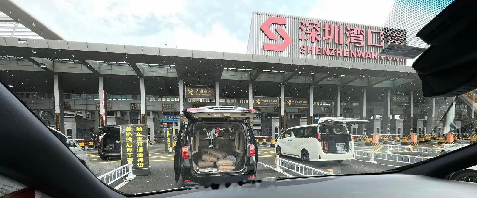 看来香港水泥真的很贵，还专门从深圳搬水泥带回香港用。 深圳