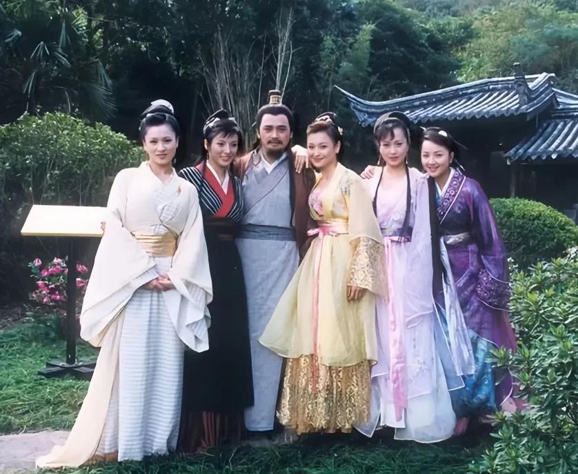 刷到有人问2003版《天龙八部》里段正淳的六个情人谁最美，评论区直接“打”起来了