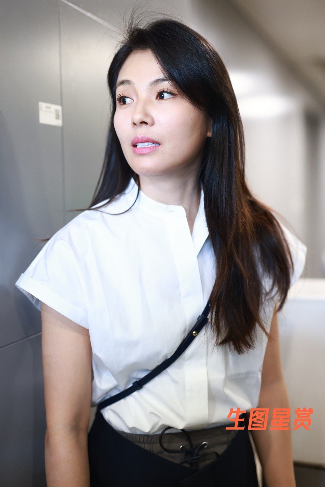 刘涛机场休闲穿搭，温柔气质，笑容好治愈[抱一抱]🤍 | 2597独家 ​​​