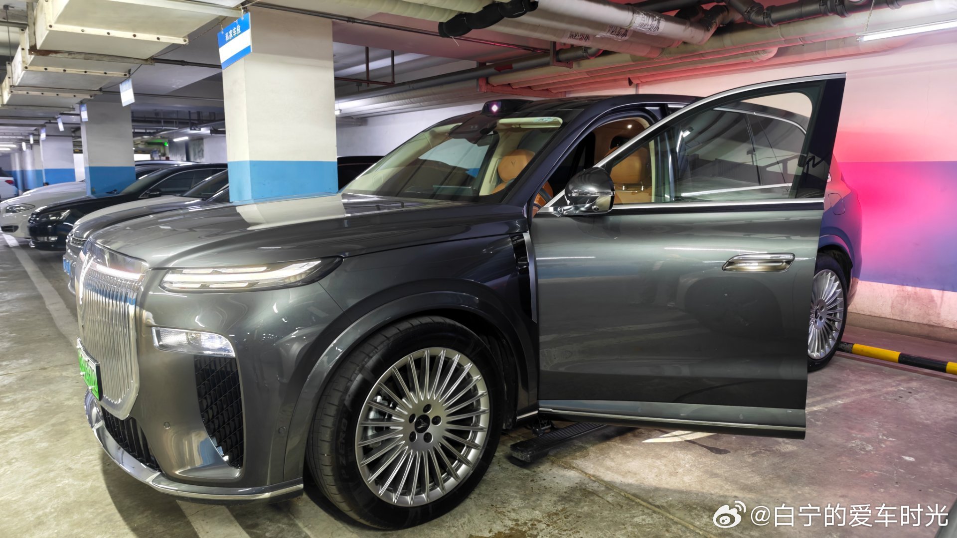 早安各位！你们为什么醒着？我是要去赶6点五十的飞机，去云南试驾法拉利。这个时间我