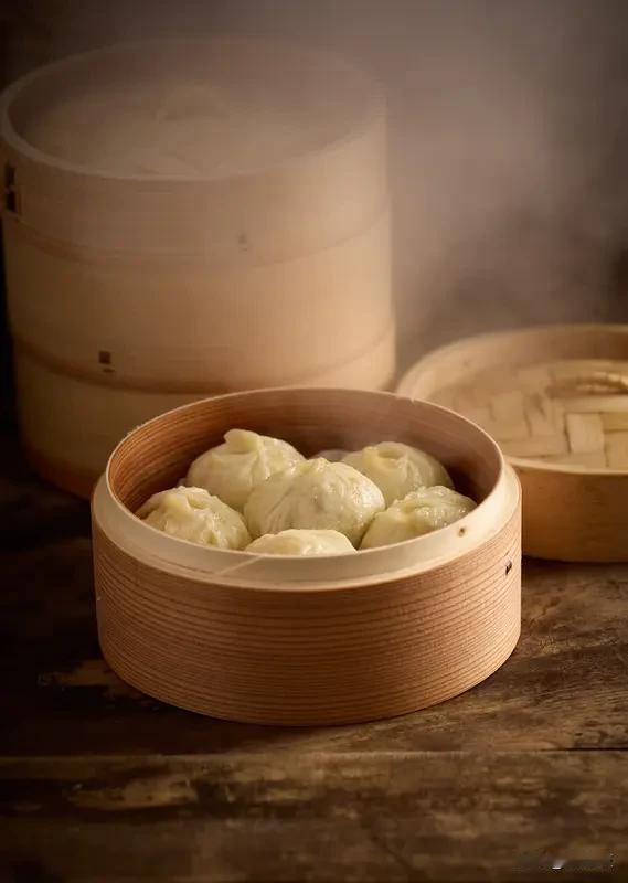 早：鲜香小笼包配上豆浆，一口爆汁超满足
午：热乎家常菜，硬菜下饭，干饭人快乐就位