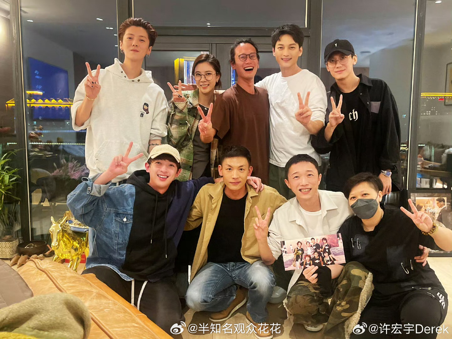 穿越火线五周年主创合照鹿晗穿越火线聚会合照 穿越火线剧组感情好这一块/ ​​​
