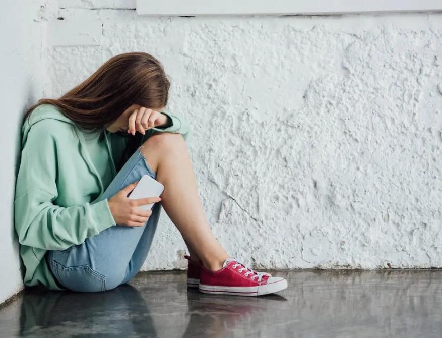 21岁女大学生患外阴癌，崩溃大哭，室友直言：我们都受不了她了！

