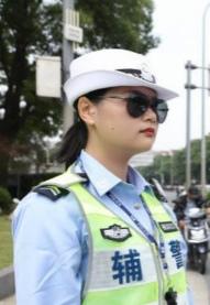 目前，交通辅警反光背心的更换周期并无全国统一的强制性标准。

多数安全防护装备制