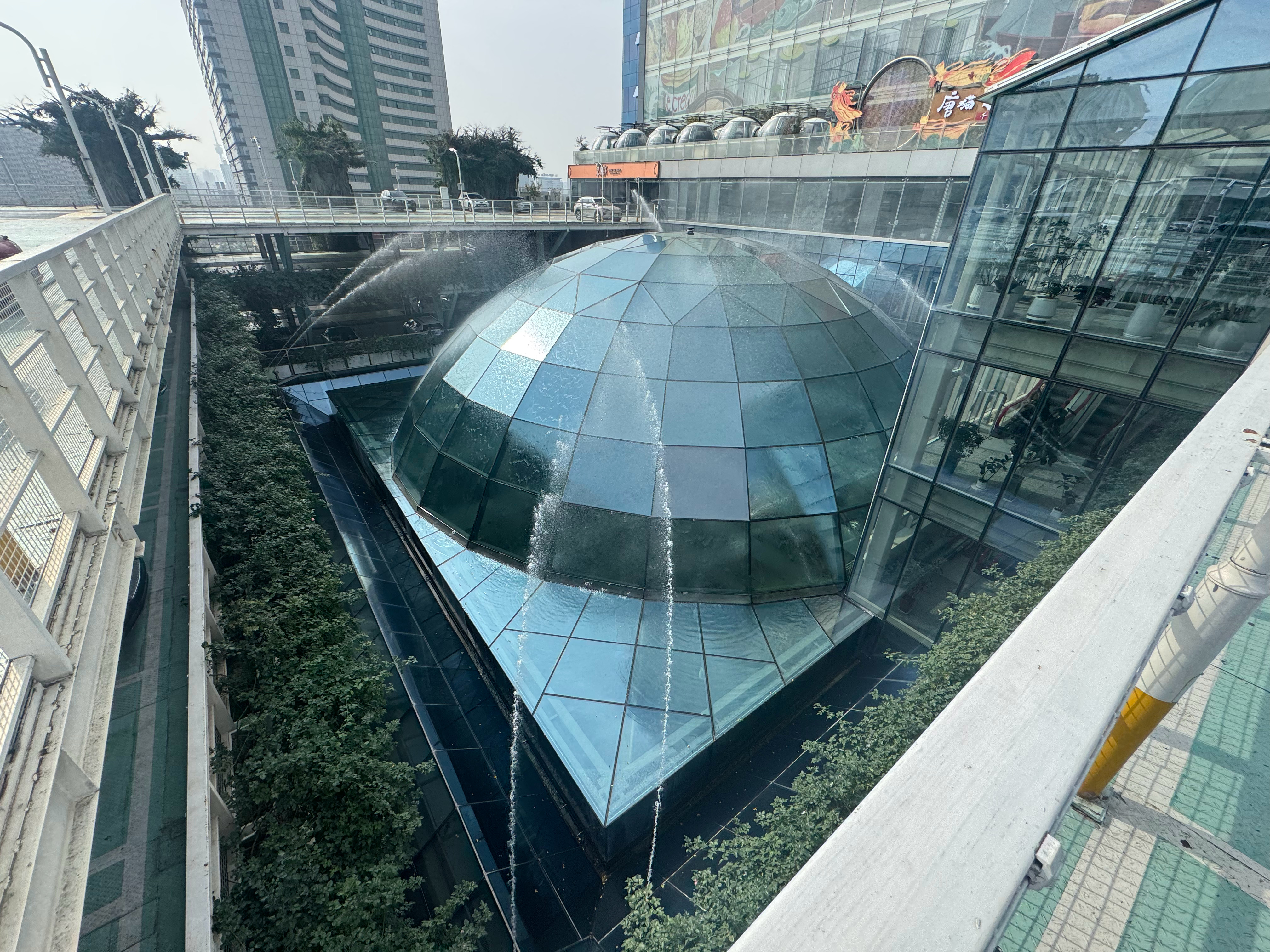 赛格商场的外部呈艮卦象，四周喷水，艮土遇坎水，可以得财。其次内部顶棚网状，看了很