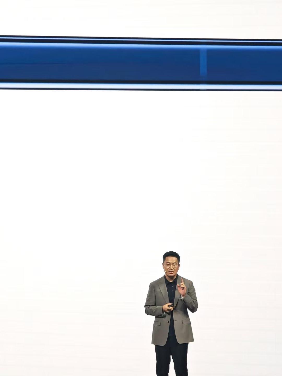 小米18 Pro系列发布会 卢伟冰 金句：
小米发布会 
开场先秀肌肉，介绍了9