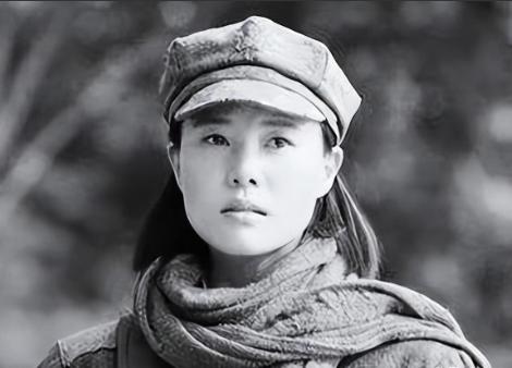 [微风]1937年，15岁漂亮女红军被敌人抓住，捆在行刑台。她挺胸抬头，闭上双眼