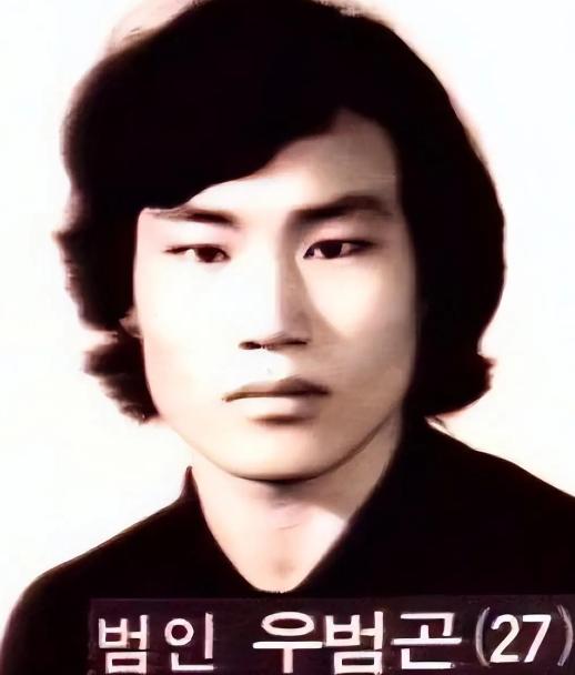 1982年韩国一村庄警察禹范坤正在家中熟睡，结果新婚妻子看到他身上有苍蝇，为避免
