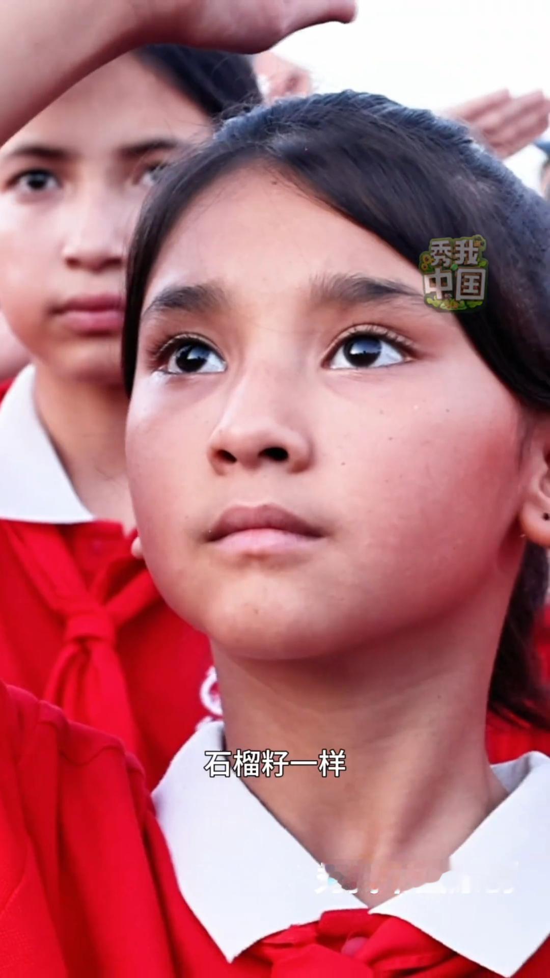 从新疆戈壁到北京首都石榴籽少年奔赴追梦之旅新疆红石榴学员看升旗哭了红石榴少年北京
