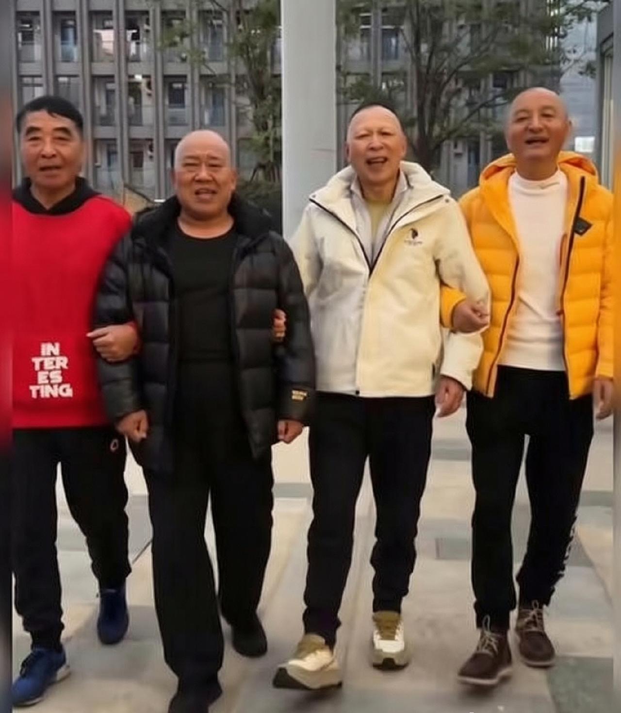 4位''恶人专业户''同框：

我一眼就认出了穿着黑色羽绒服、嘴巴略微有些歪的杜