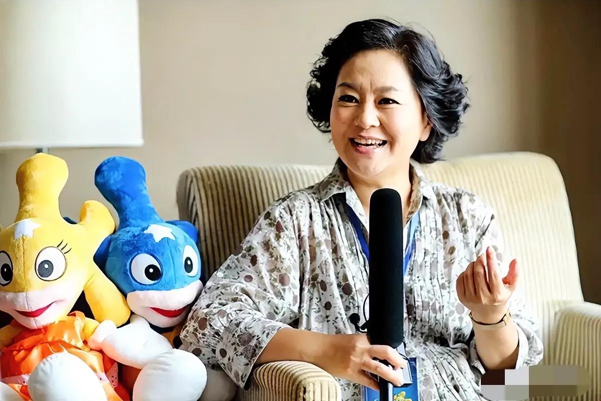 还认识她吗？曾经的著名少儿节目主持人，如今也已58岁了。
“七巧板”、“大风车”