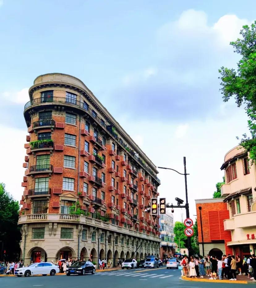 今年大学生就业真的太难了
昨天和两个我以前大学的系领导聊天，他们都在说这两年学校