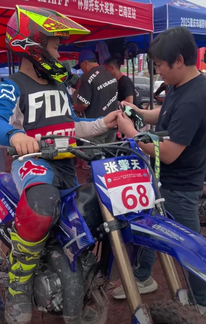 张雪的儿子张擎天骑越野摩托又猛又稳，完全继承了父亲的飒爽气场。年轻时张雪放话：就