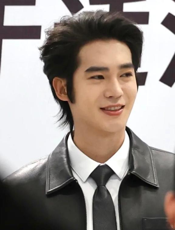 线下活动中，李昀锐于适罗云熙的直拍内容新鲜出炉。无滤镜镜头下的五官依旧立体，神态