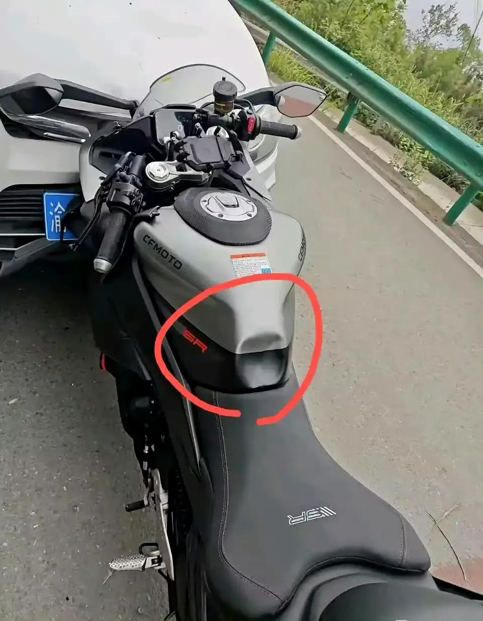 疼啊！看啦我都替男骑手疼啊。骑手的烦恼 骑手还挺独特啊 骑手搞快点 憨憨骑手 遇