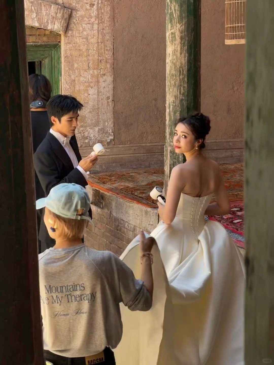 姜潮麦迪娜新疆拍婚纱照网友在新疆喀什、伊犁草原偶遇姜潮麦迪娜旅拍婚纱照，现场路透