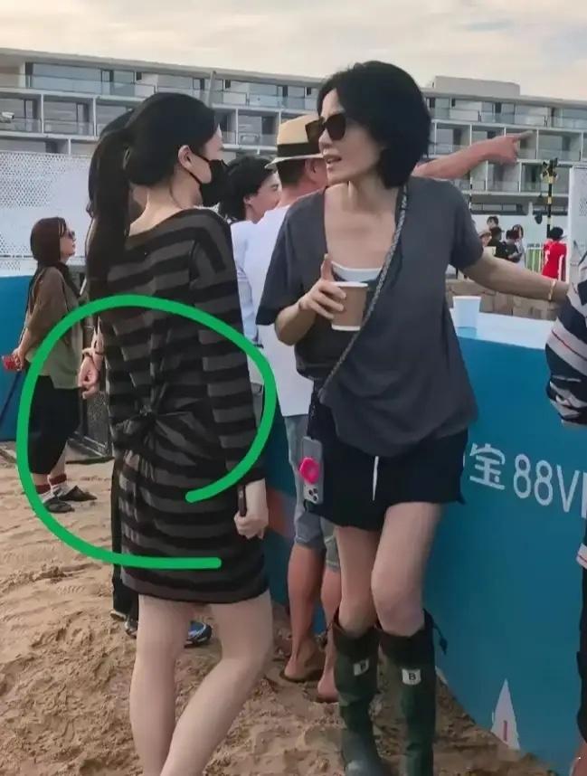 李嫣这个动作，让人不得不服啊她跟母亲王菲一起在外面，穿了一条明显有些大的裙子，可