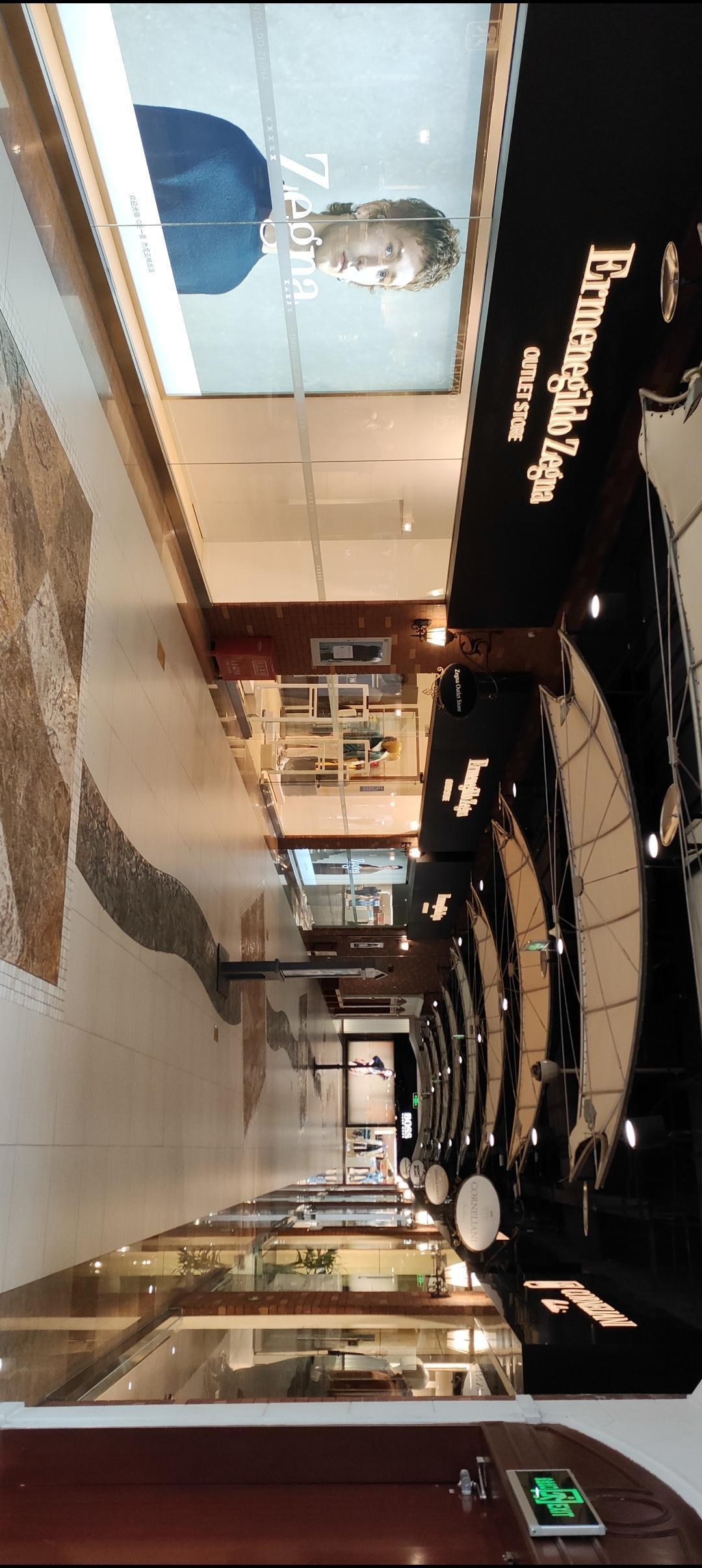 商场里的店铺招牌灯光很亮。