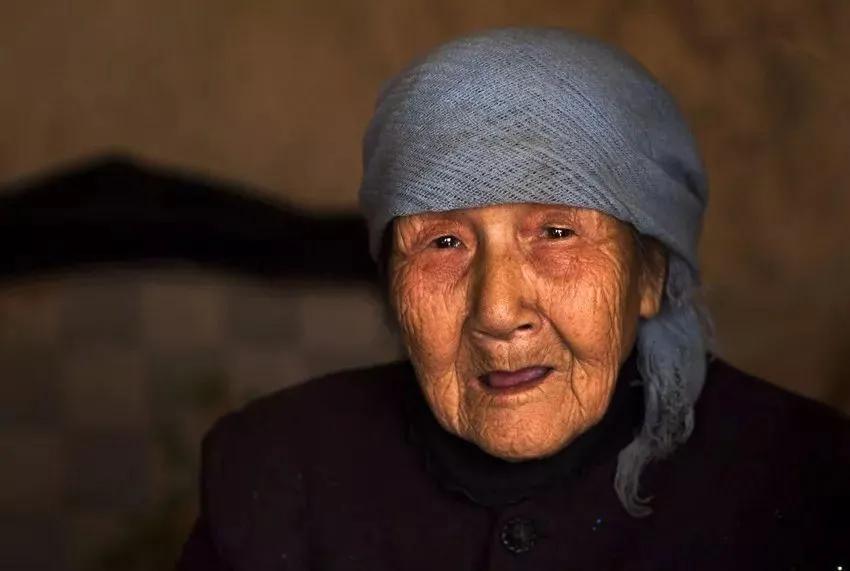 “他是日本人的崽子，就算遭报应，我也不会要他！”说完这句话，女人随手将婴儿扔在了