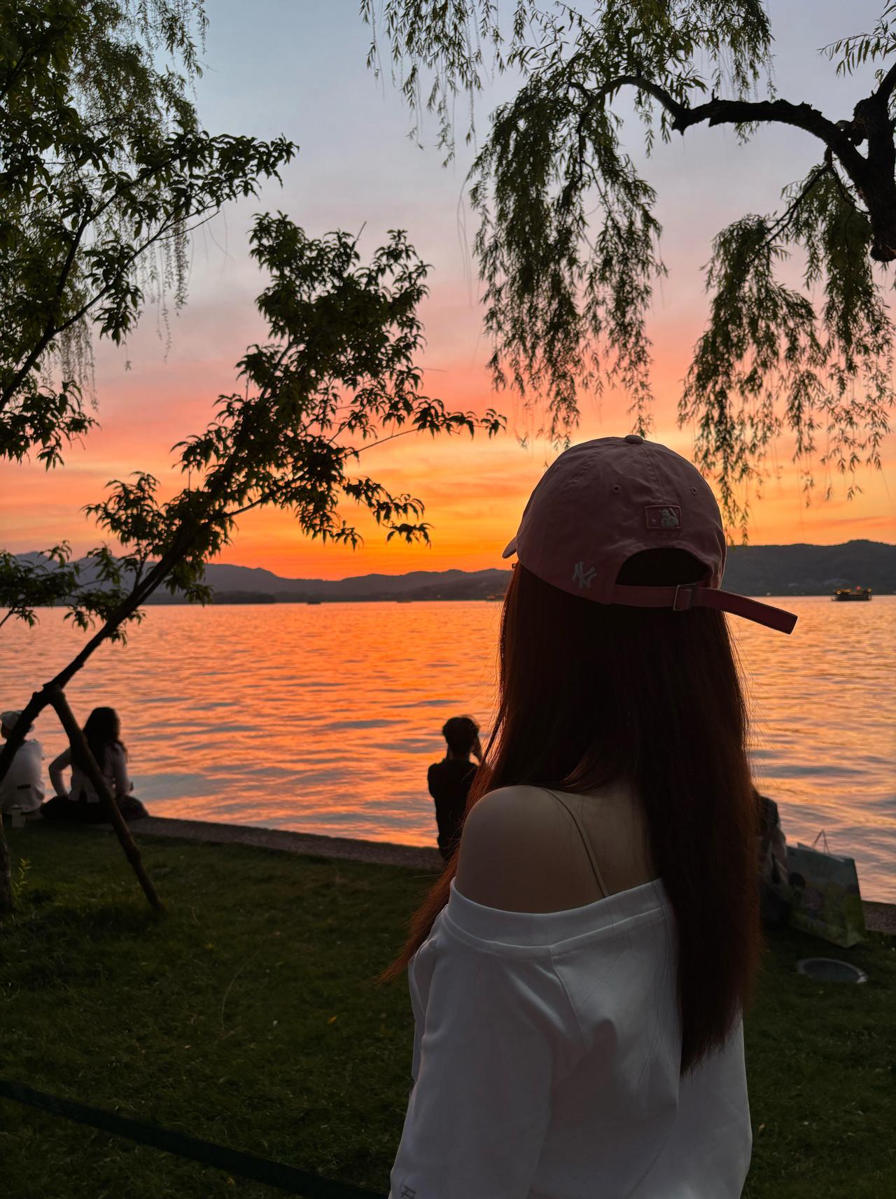 信不信，
注重体态的女人，
几乎每天早上，

都会在镜子前站一会儿，
不是左照右