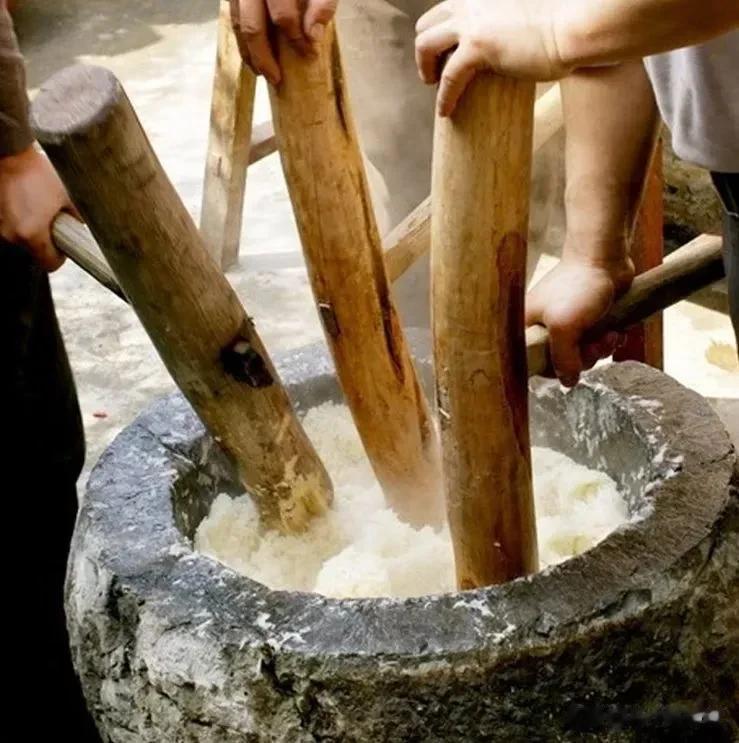 今日立秋，你吃了糍粑吗？突然想起小时候村子里家家户户秋日打糍粑的场景了，好怀念啊