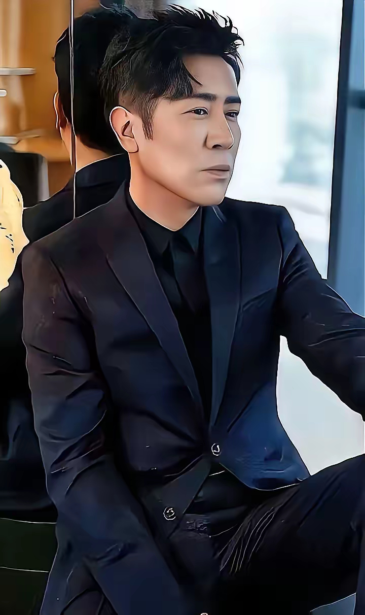 演员于和伟在饭店吃饭花了334元，老板说抹零收300元，于和伟同意后付了300元