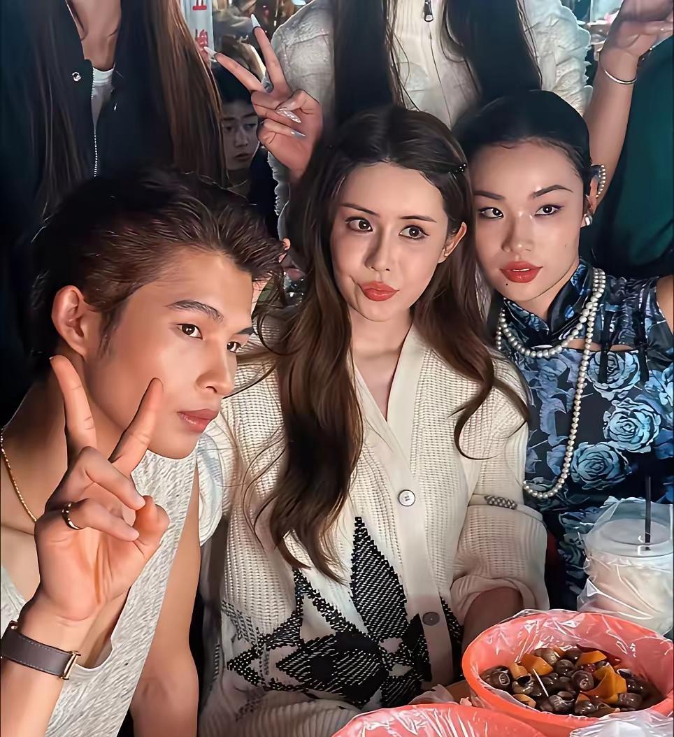 她关掉美颜的瞬间，整个直播间都沉默了。
镜头前还是瓷娃娃，镜头后却像融化的蜡像。