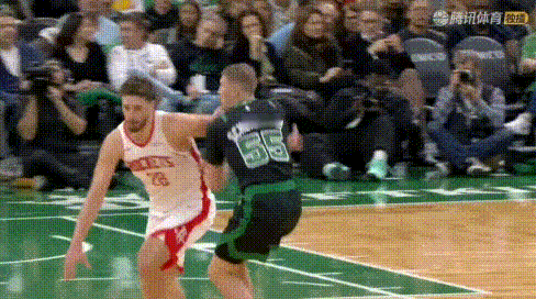 控卫心！申京后场运球被吹进攻犯规摊手要挑战。
明明前面谢泼德等着要球，他非要自己