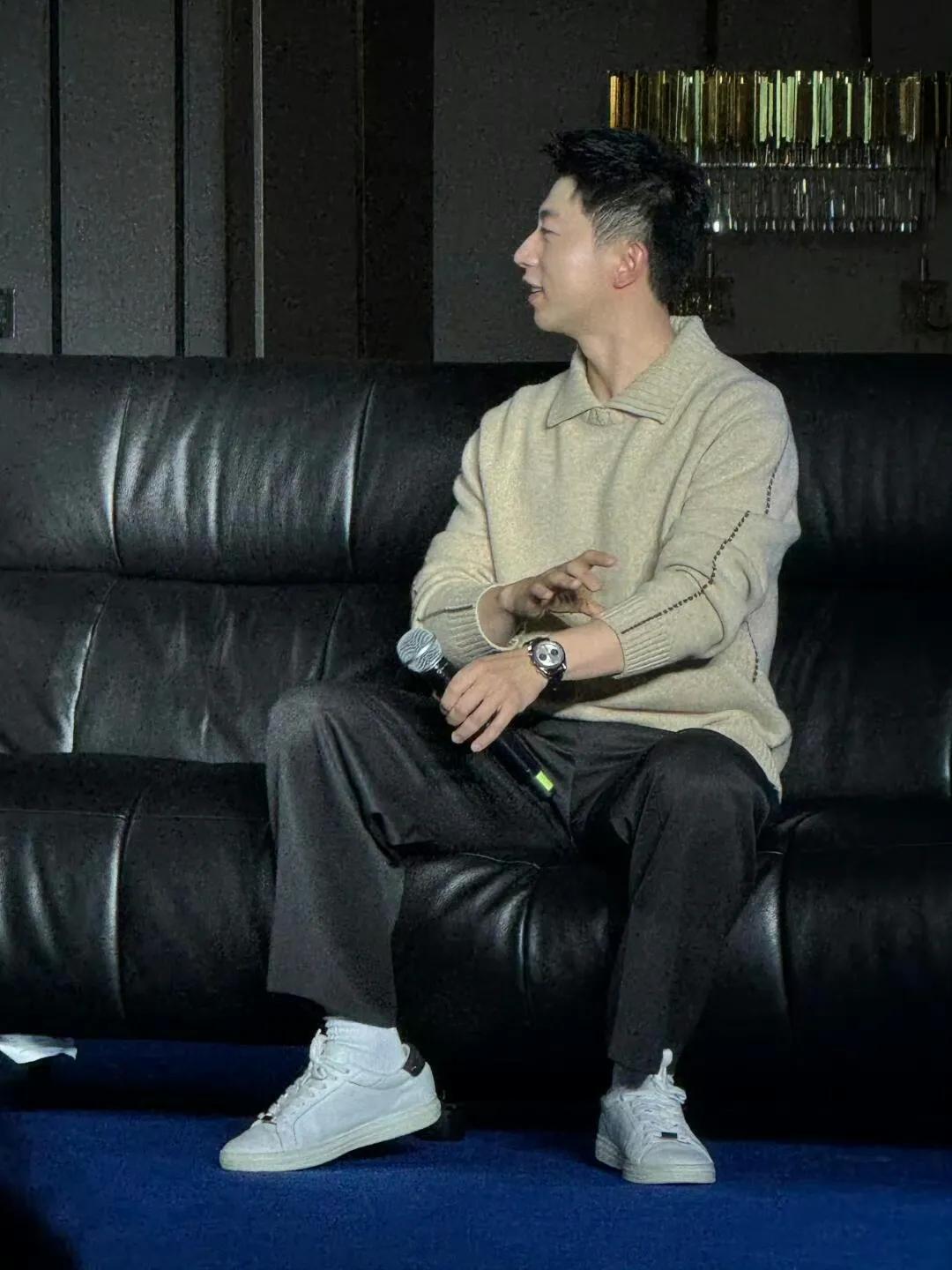 一个中年男人能帅成马龙这样，肤白又少年感，眼袋哪里去了，做梦都会被自己帅的笑醒