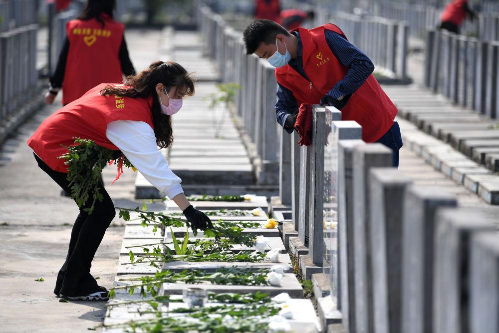离谱！离婚30多年，女子扫墓发现自己名字被刻在前婆婆墓碑上
 
都说离婚即是两清