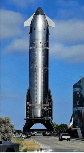 40层楼那么高，5000吨重，33台发动机一起点火——这枚火箭，下个月就要飞了。