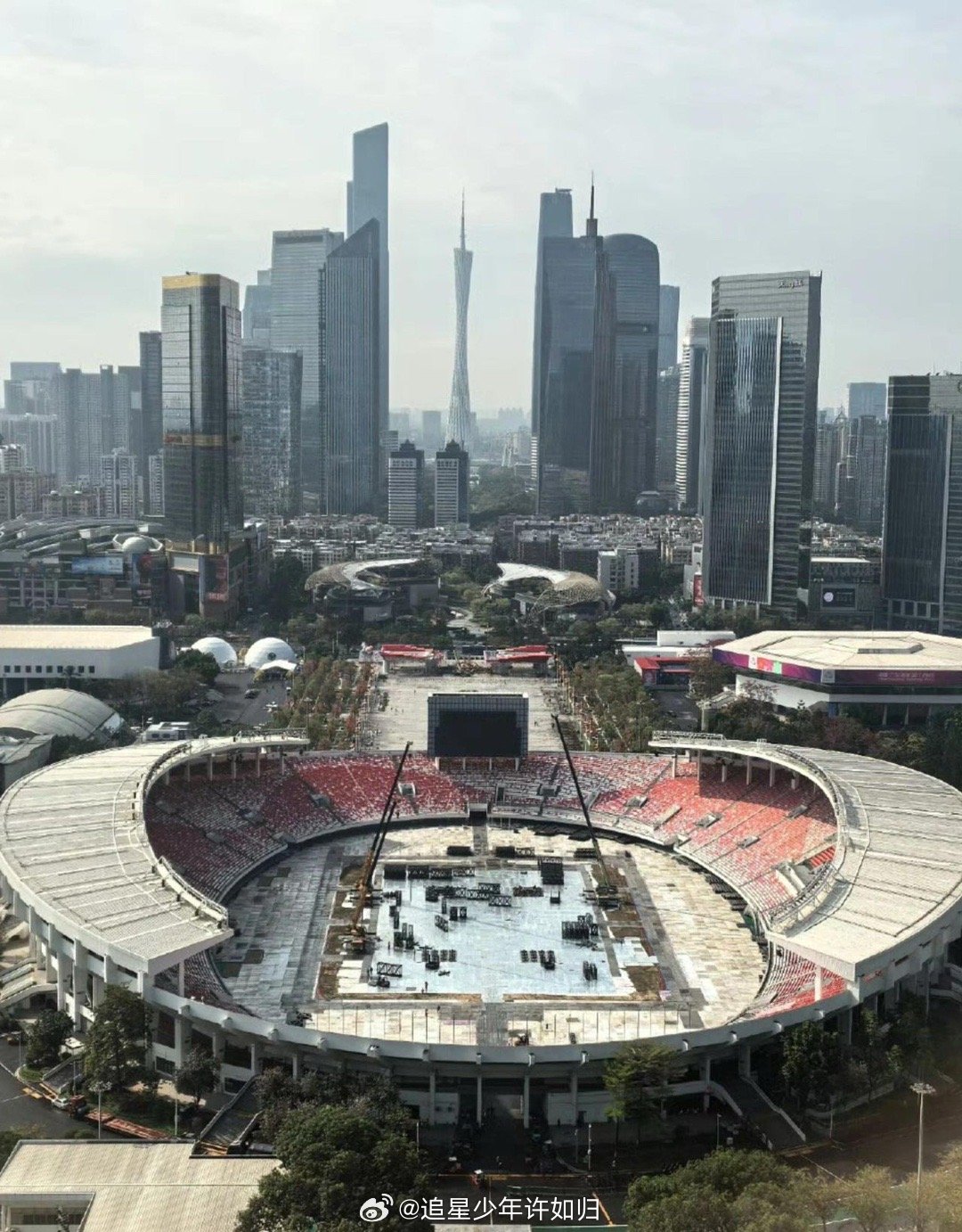 这下高低都能看到薛之谦演唱会了 薛之谦这舞台是真高啊，感觉山顶的朋友都能看清脸了