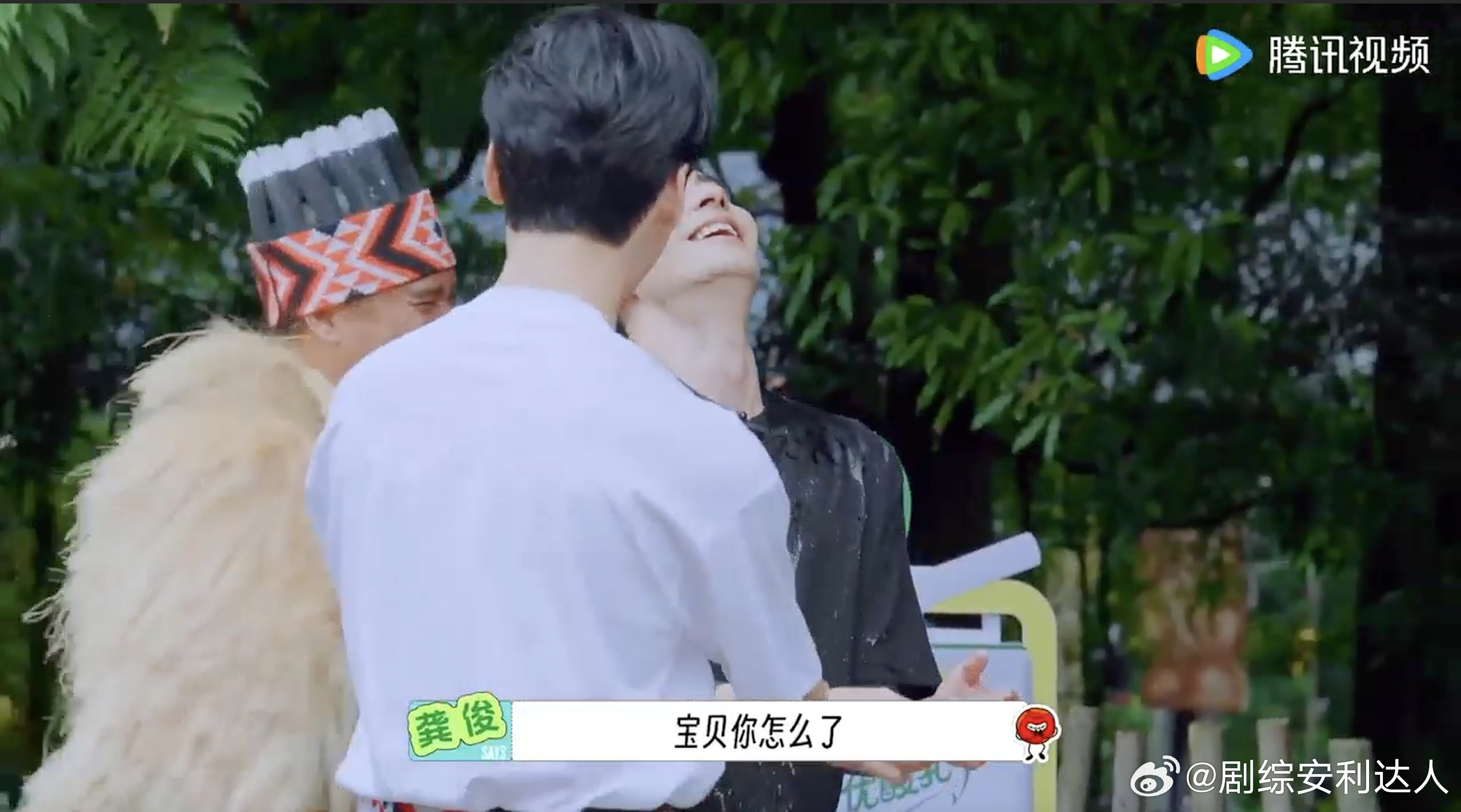 陈星旭这期综艺的小情绪也太真实了💦毫无防备被从头淋到脚，衣物全部浸湿，龚俊第一