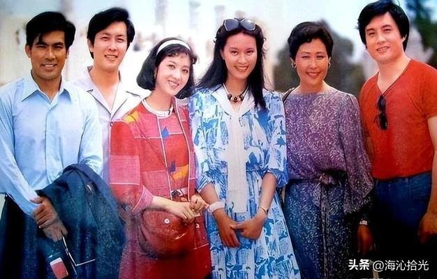 这张老照片里的六位演员，神态、穿着、打扮，处处带着80年代独有的时代印记。
当年