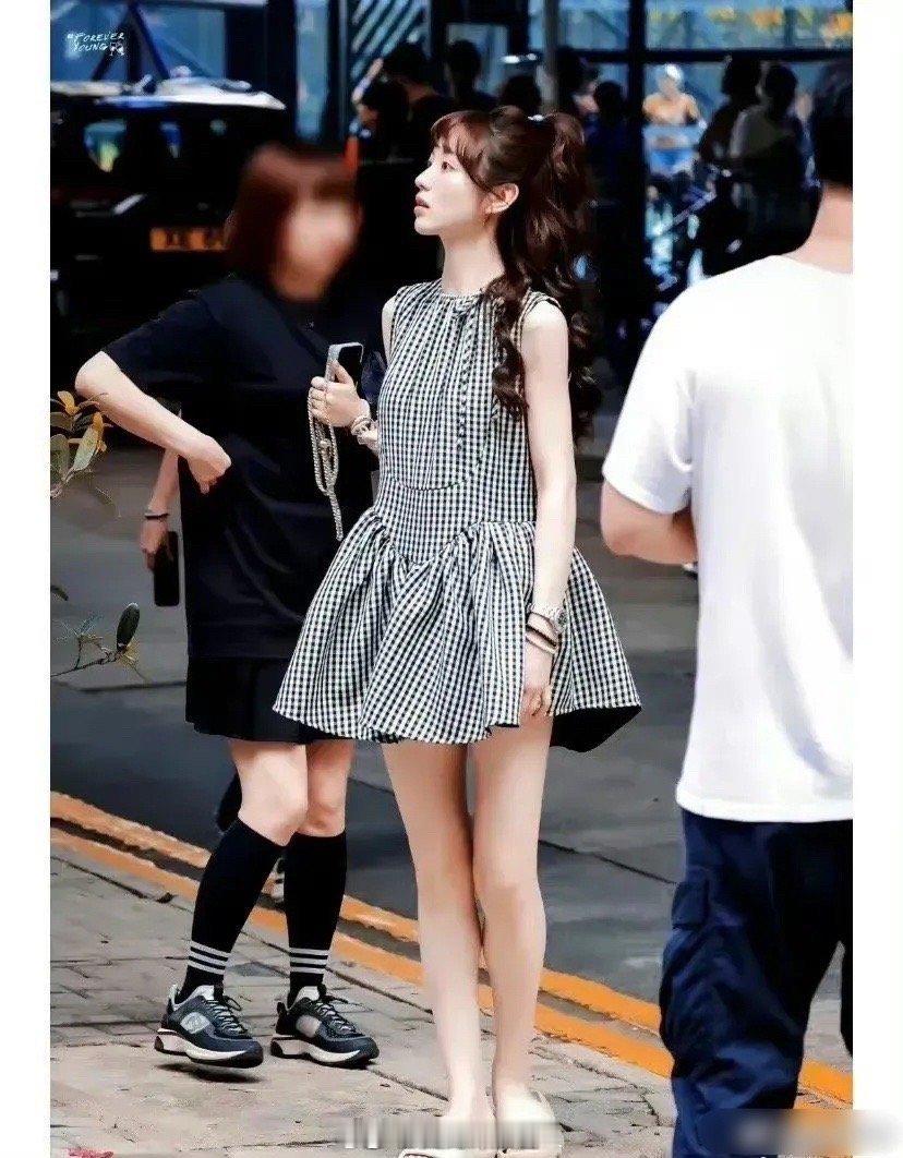 田曦薇10w的劳力士配400元的拖鞋，姐姐，你主打的就是一个随性、自在吧… 