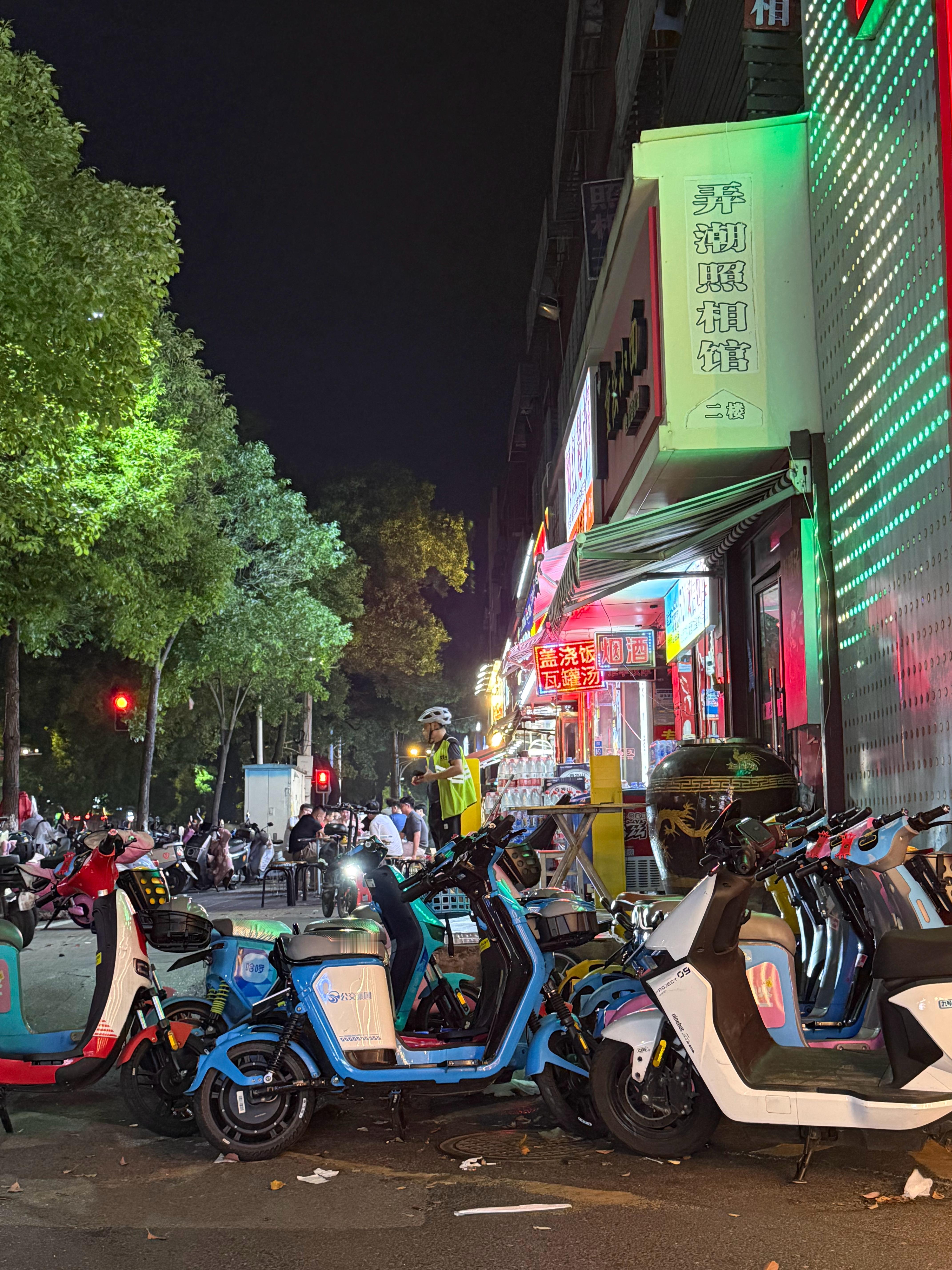 南昌夜生活真潇洒，跟长沙一样。天气也舒服，夜宵也辣，舒服。 南昌